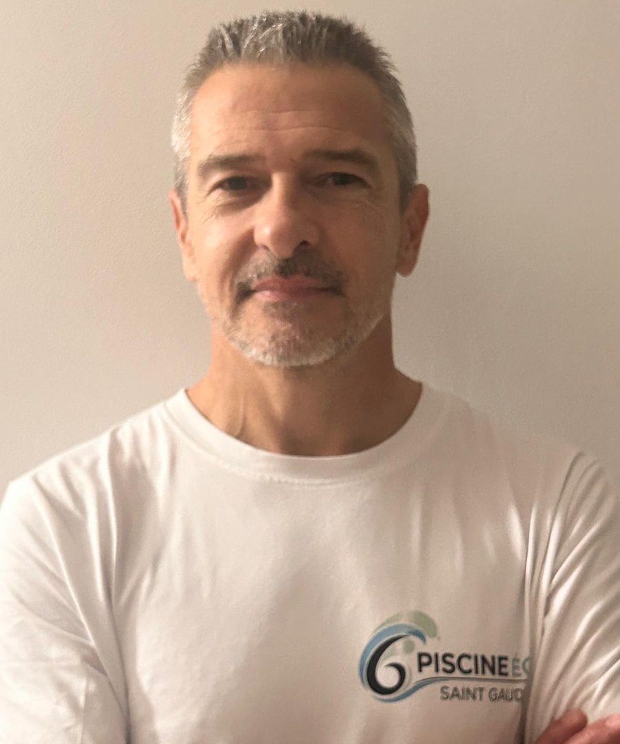 Adrien, maître-nageur, en t-shirt aux couleurs de la piscine école Saint Gaudérique