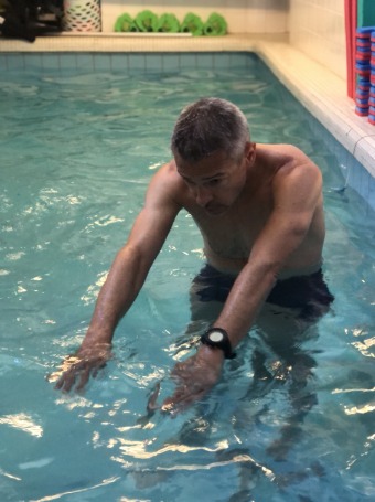 Adrien, maître-nageur, dans le bassin de la piscine Saint Gaudérique